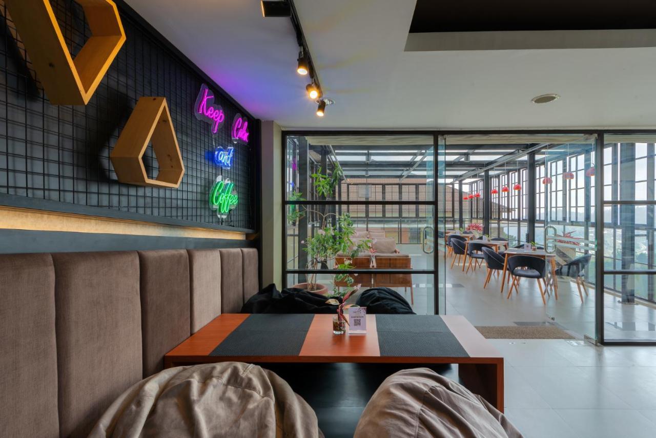 Nava Hotel Тавангмангу Экстерьер фото