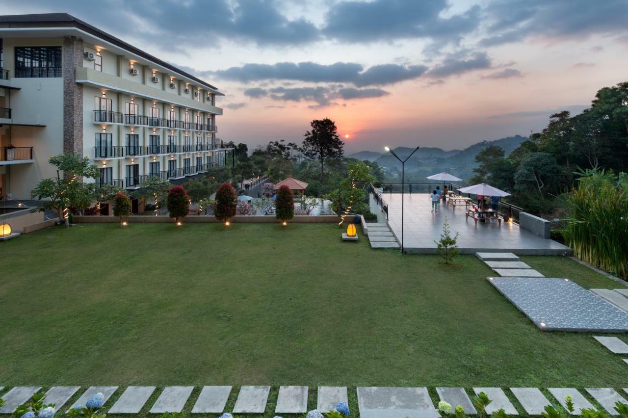 Nava Hotel Тавангмангу Экстерьер фото